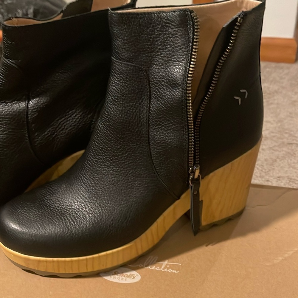 Size 9 1/2 Dr. Scholl’s win over Wood boot